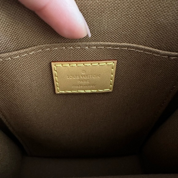 LOUIS VUITTON
Monogram Petit Sac Plat - Picture 11 of 12